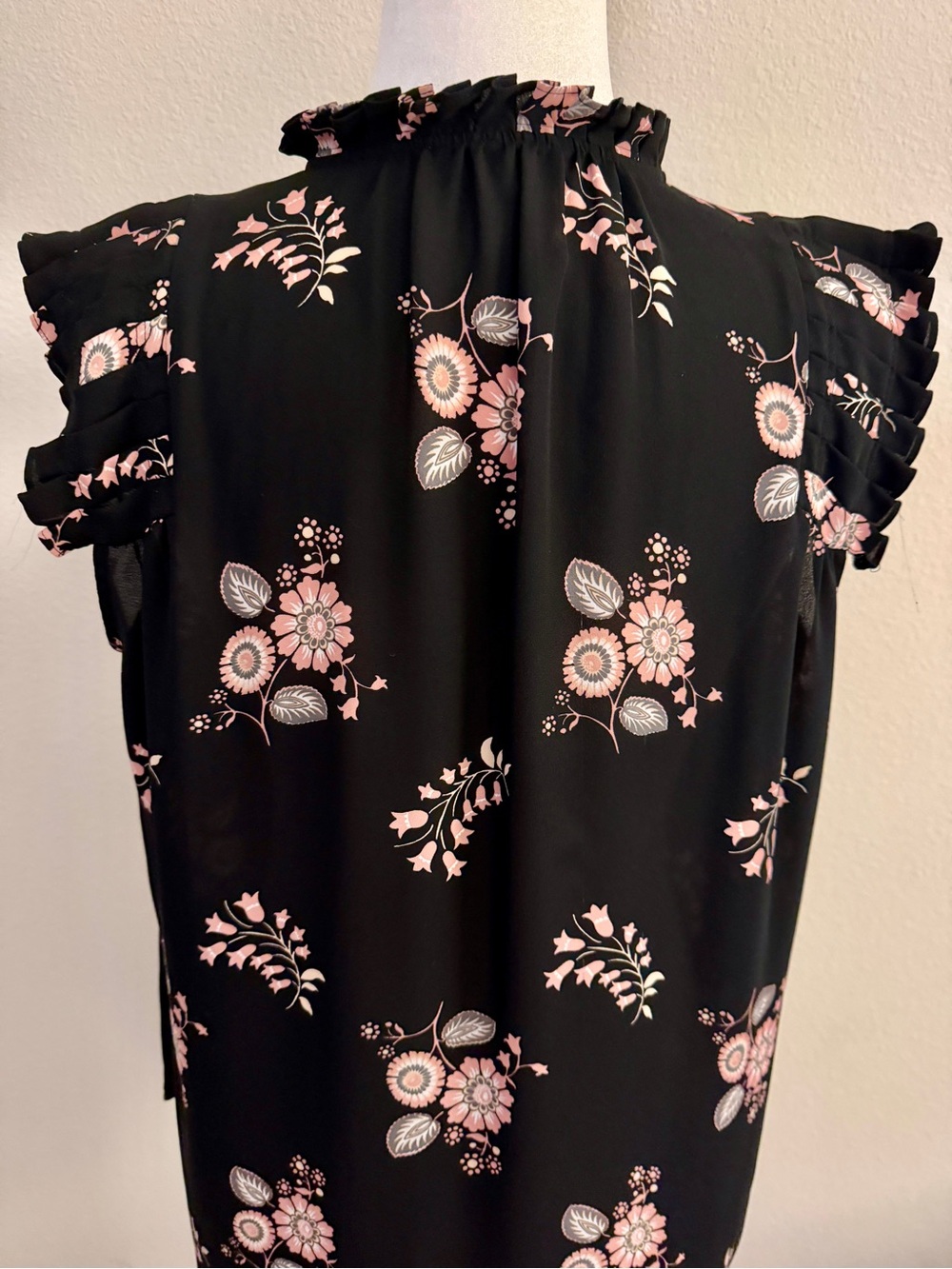 LOFT Black Pink Floral Ruffle Shoulder Sleeveless Blouse Size M - EUC - Picture 5 of 8